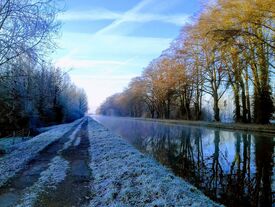 Canal sous la neige