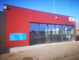 Extérieur la salle du terrain de foot