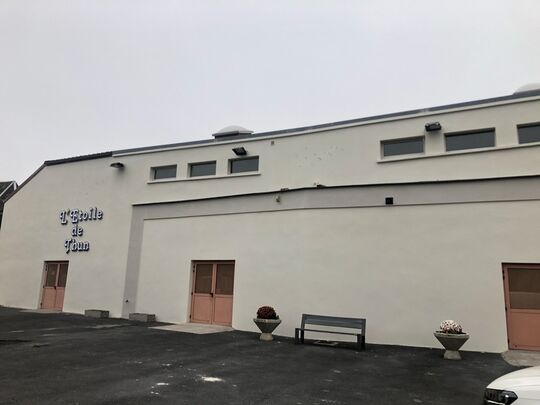 façade extérieure refaite, les peintures des portes quand le temps le permet