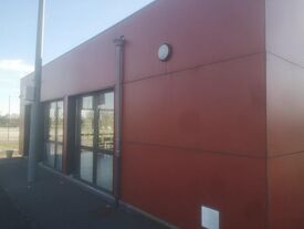 Extérieur la salle du terrain de foot